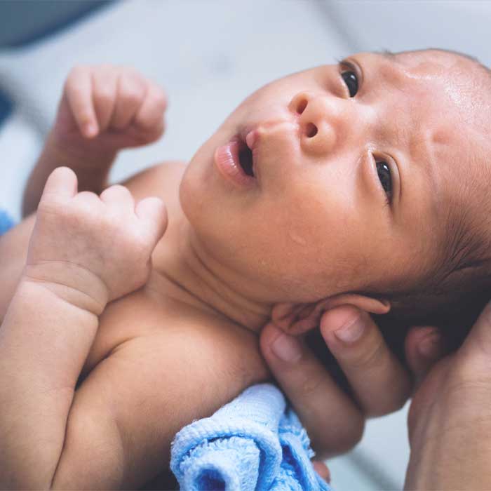 Säuglingspflege -  Babypflege, Wickeln, Tragen, Baden, gesundes Schlafen