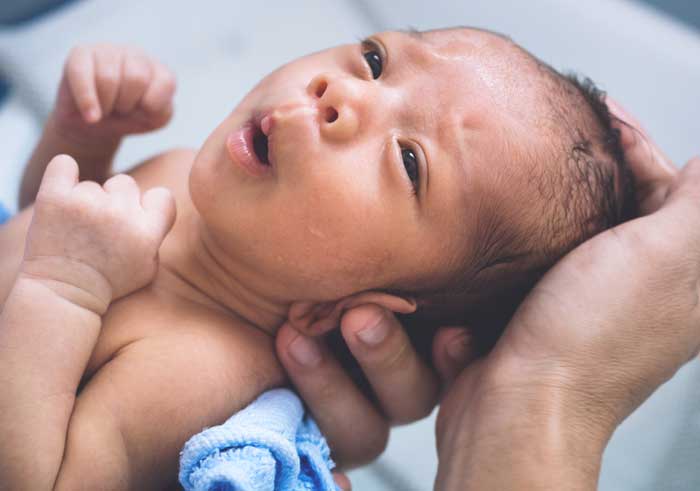 Säuglingspflege -  Babypflege, Wickeln, Tragen, Baden, gesundes Schlafen