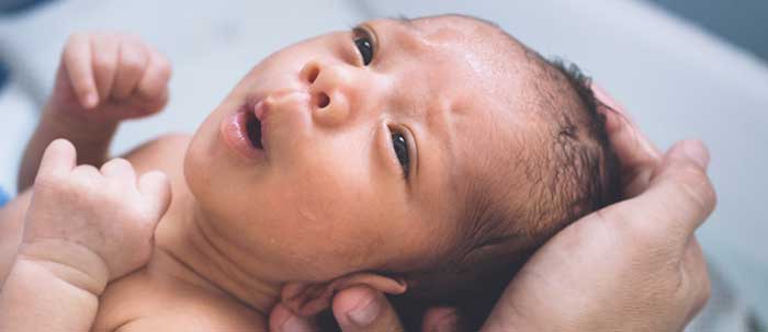 Säuglingspflege -  Babypflege, Wickeln, Tragen, Baden, gesundes Schlafen